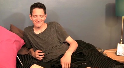 Hung amateur Caesar Cumming cums after jerking off his dick