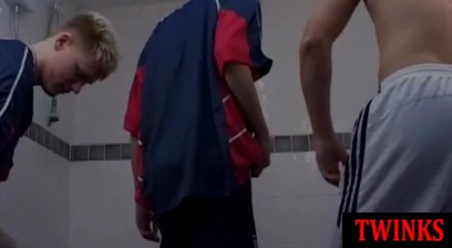 Shower twinks blowing before bareback threeway for cumshots