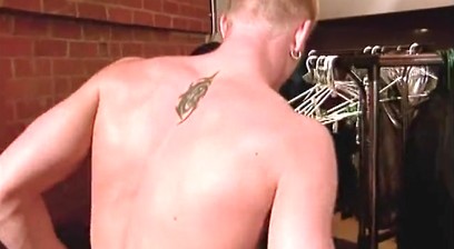 MUSCLE MODELS UNDRESS & STRIP TOGETHER BACKSTAGE