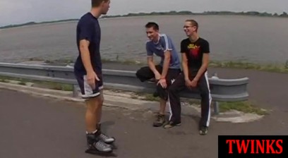 Amateur twink dickblowing in trio until mouth spermed