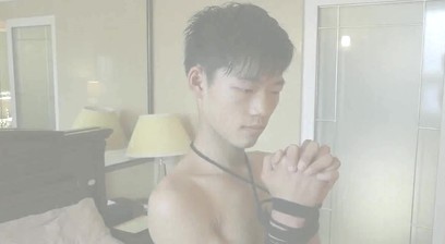 被缚双手的直男小鲜肉被玩弄射精